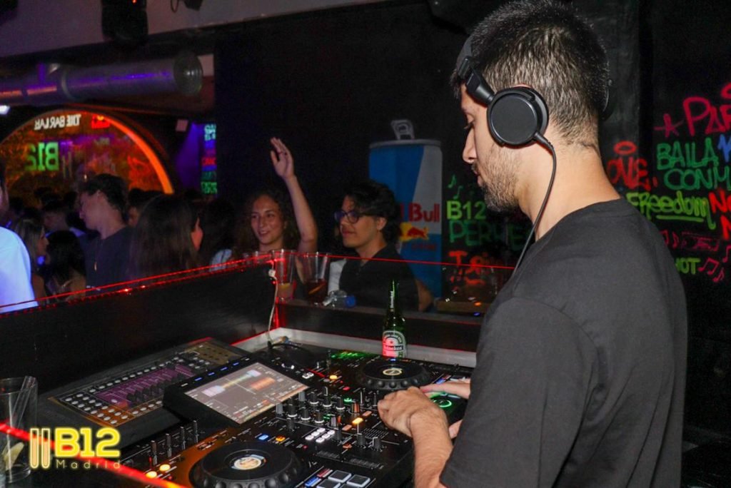 Dj en interior de discoteca