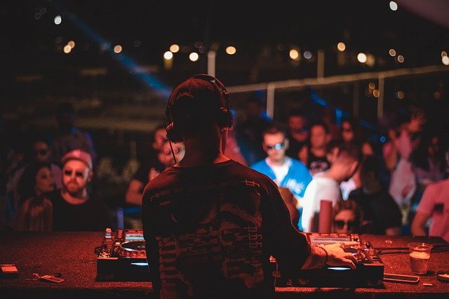 Un DJ poniendo música en un evento