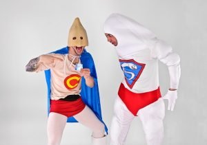 Dos hombres disfrazados de superheroes