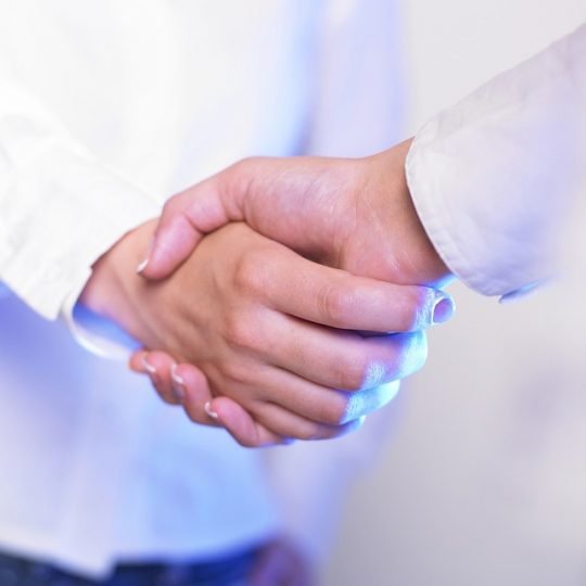 pareja cogiéndose de la mano