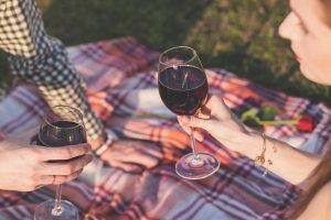 pareja en picnic romantico