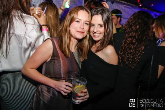 Dos chicas posando en Bodeguita