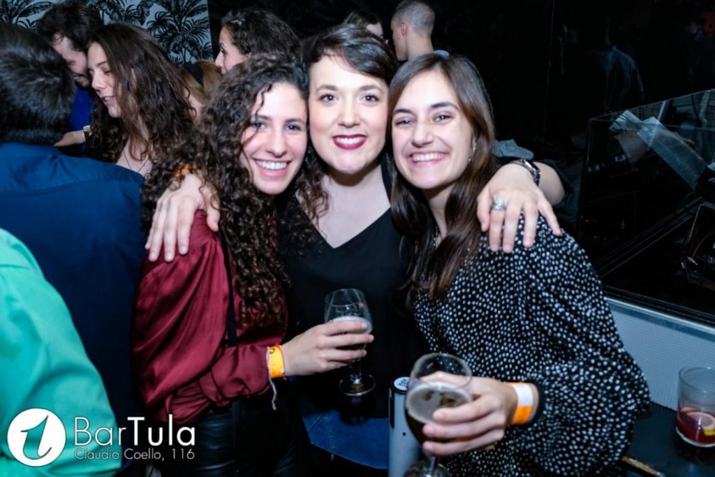 Tres chicas en Tula Bar
