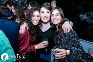 Tres chicas con copas dentro de Bar Tula